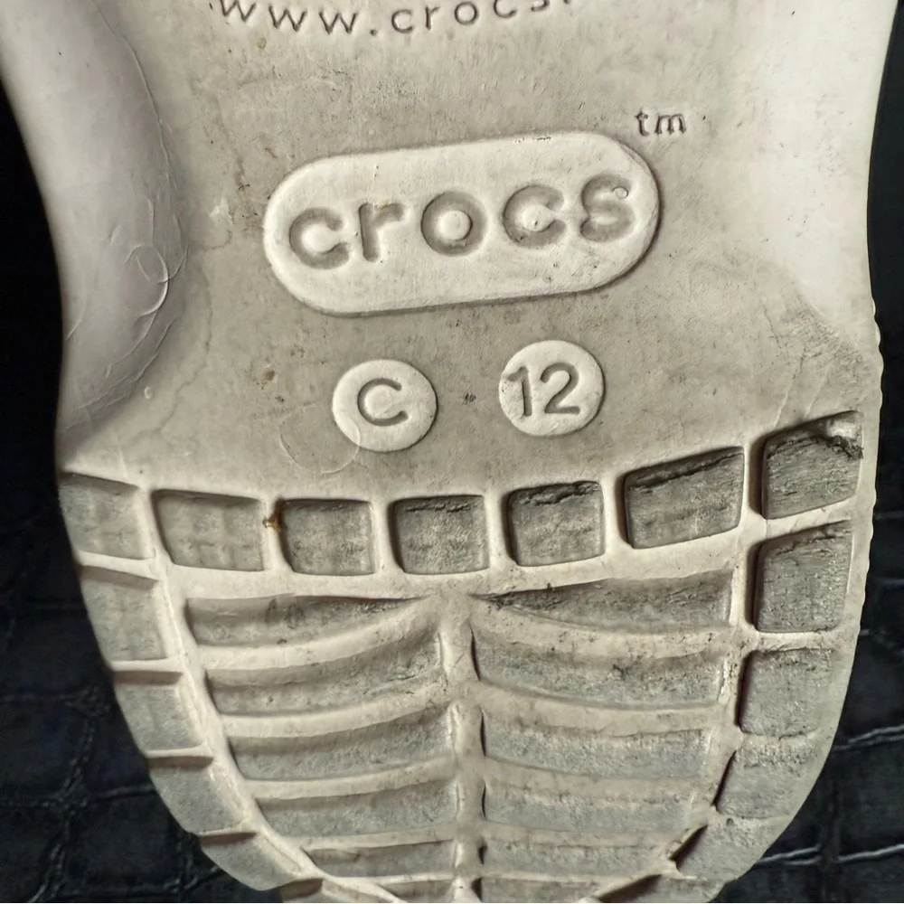 CROCS Kids White and Light Pink Classic Clog Pair with Charms size: C12